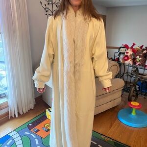Beautiful, elegant cream leather coat with real fur trim